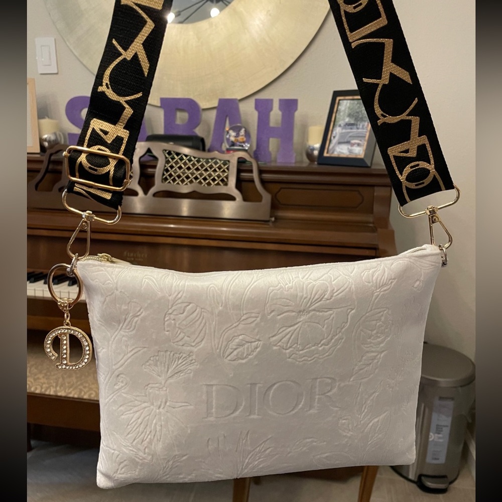 ❌❌SOLD❌❌Authentic Dior Cosmetic/crossbody bag in pure white velvet,